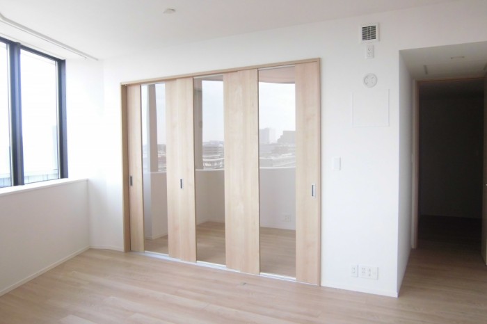 建具を3枚連動引戸に変更し、開放的＆フレキシブルな空間に